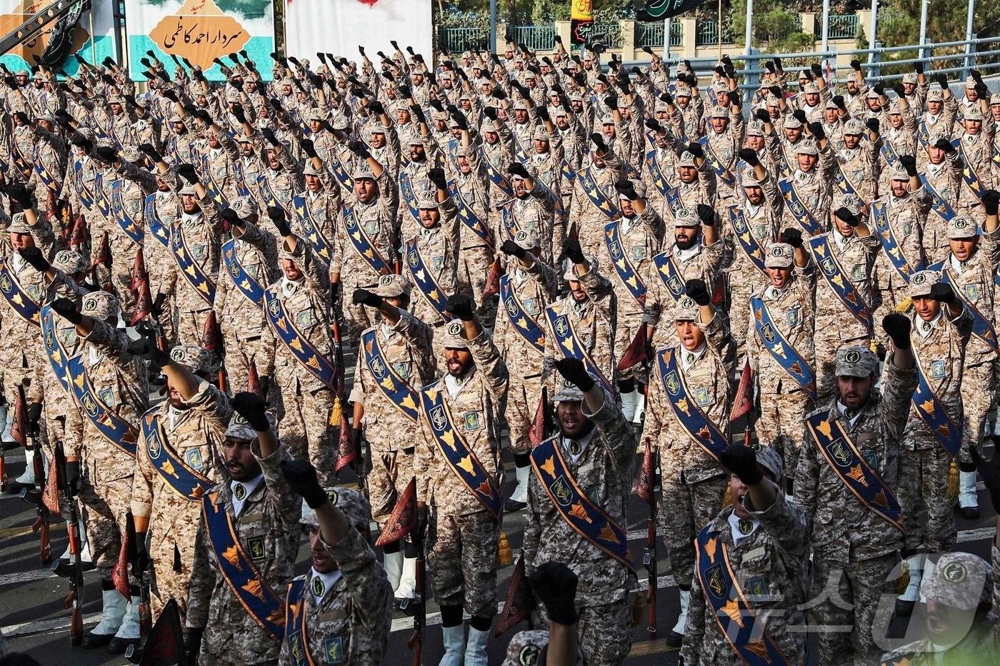 본문 이미지 - 이란 혁명수비대(IRGC) 대원들이 지난 2019년 9월 22일(현지시간) 테헤란에서 열린 군사 퍼레이드에서 경례하고 있다. <자료사진> 2026.01.30. ⓒ AFP=뉴스1