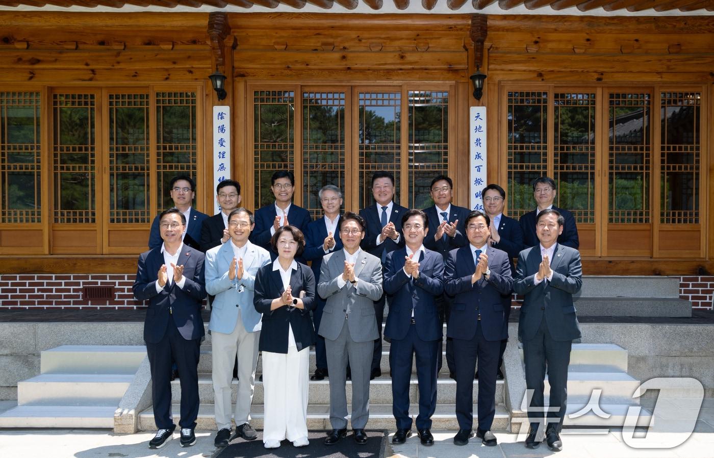 본문 이미지 - 김민석 국무총리와 구윤철 부총리 겸 재정경제부 장관이 15일 오후 서울 종로구 국무총리 서울공관에서 추미애 경기도지사 당선인을 비롯한 광역단체장 당선자들과 간담회 기념촬영을 하고 있다. (공동취재) 2026.6.15 ⓒ 뉴스1 김성진 기자