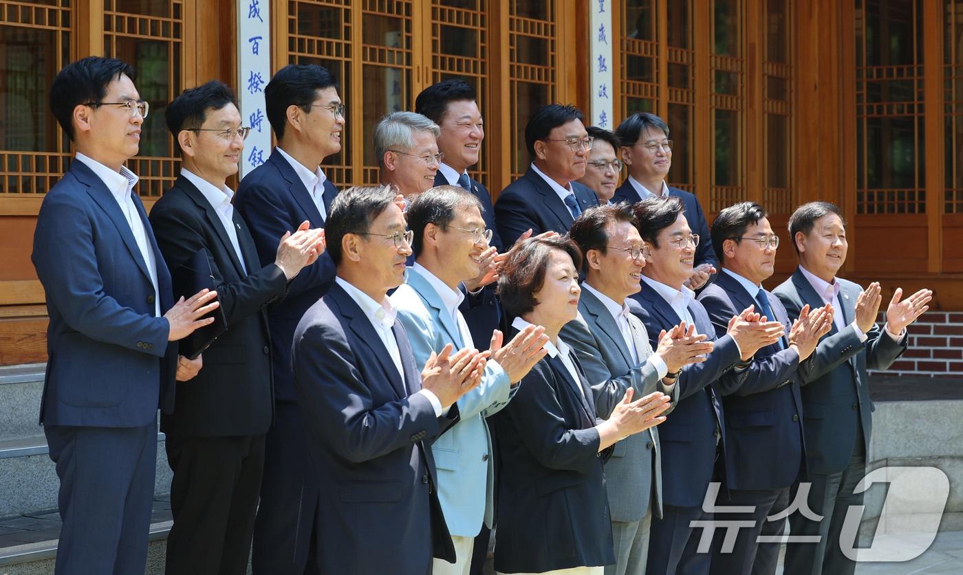 본문 이미지 - 김민석 국무총리와 구윤철 부총리 겸 재정경제부 장관이 15일 오후 서울 종로구 국무총리 서울공관에서 추미애 경기도지사 당선인을 비롯한 광역단체장 당선자들과 간담회 기념촬영을 하고 있다. (공동취재) 2026.6.15 ⓒ 뉴스1 김성진 기자