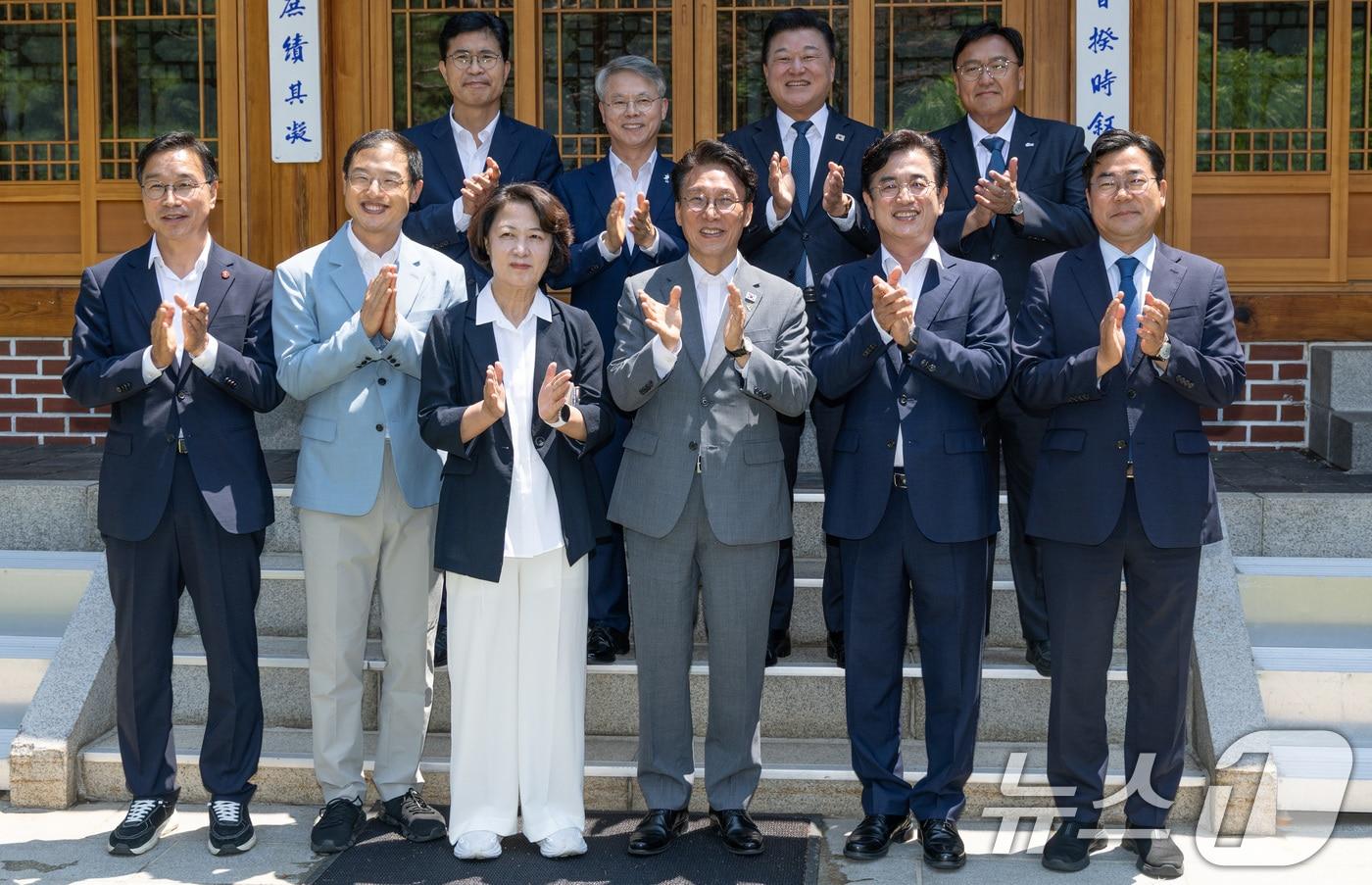 본문 이미지 - 김민석 국무총리와 구윤철 부총리 겸 재정경제부 장관이 15일 오후 서울 종로구 국무총리 서울공관에서 추미애 경기도지사 당선인을 비롯한 광역단체장 당선자들과 간담회 기념촬영을 하고 있다. (공동취재) 2026.6.15 ⓒ 뉴스1 김성진 기자