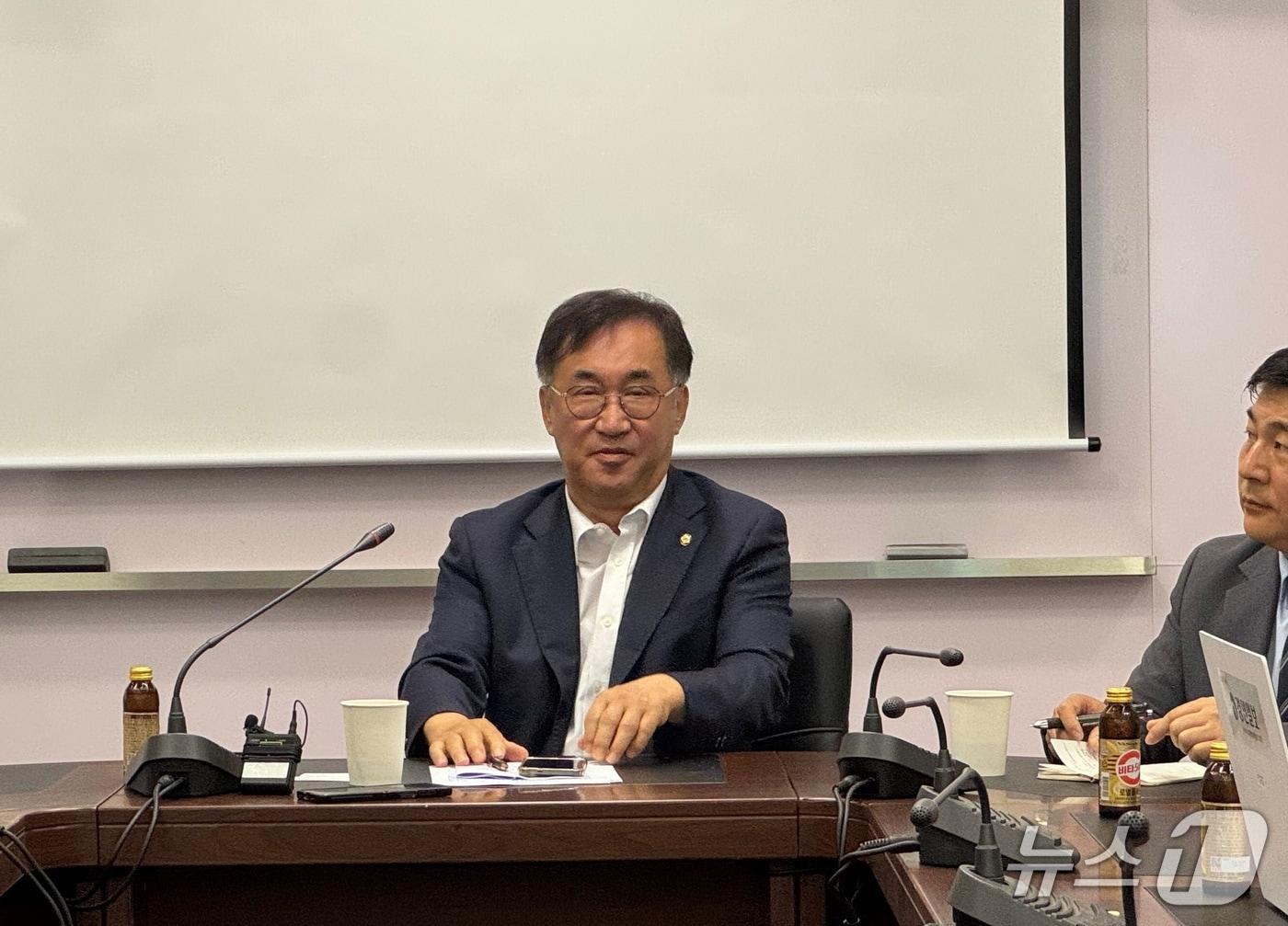 본문 이미지 - 민선 9기 인천시장직 인수위원회 위원장을 맡은 맹성규 국회의원이 15일 인천경제자유구역청 회의실에서 발언하고 있다.2026.6.15/뉴스1
