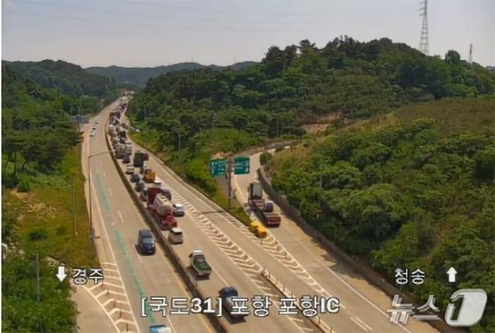 본문 이미지 - 15일 오전 8시 14분쯤 경북 포항시 국도대체우회도로 북구 흥해읍 이인리 영일만 신항만 방향으로 운행 중이던 SUV 2대와 승용차 2대 등 4대가 연쇄추돌하면서 사고 현장이 정체되고 있다.(한국도로공사 CCTV)2026.6.15/뉴스1 