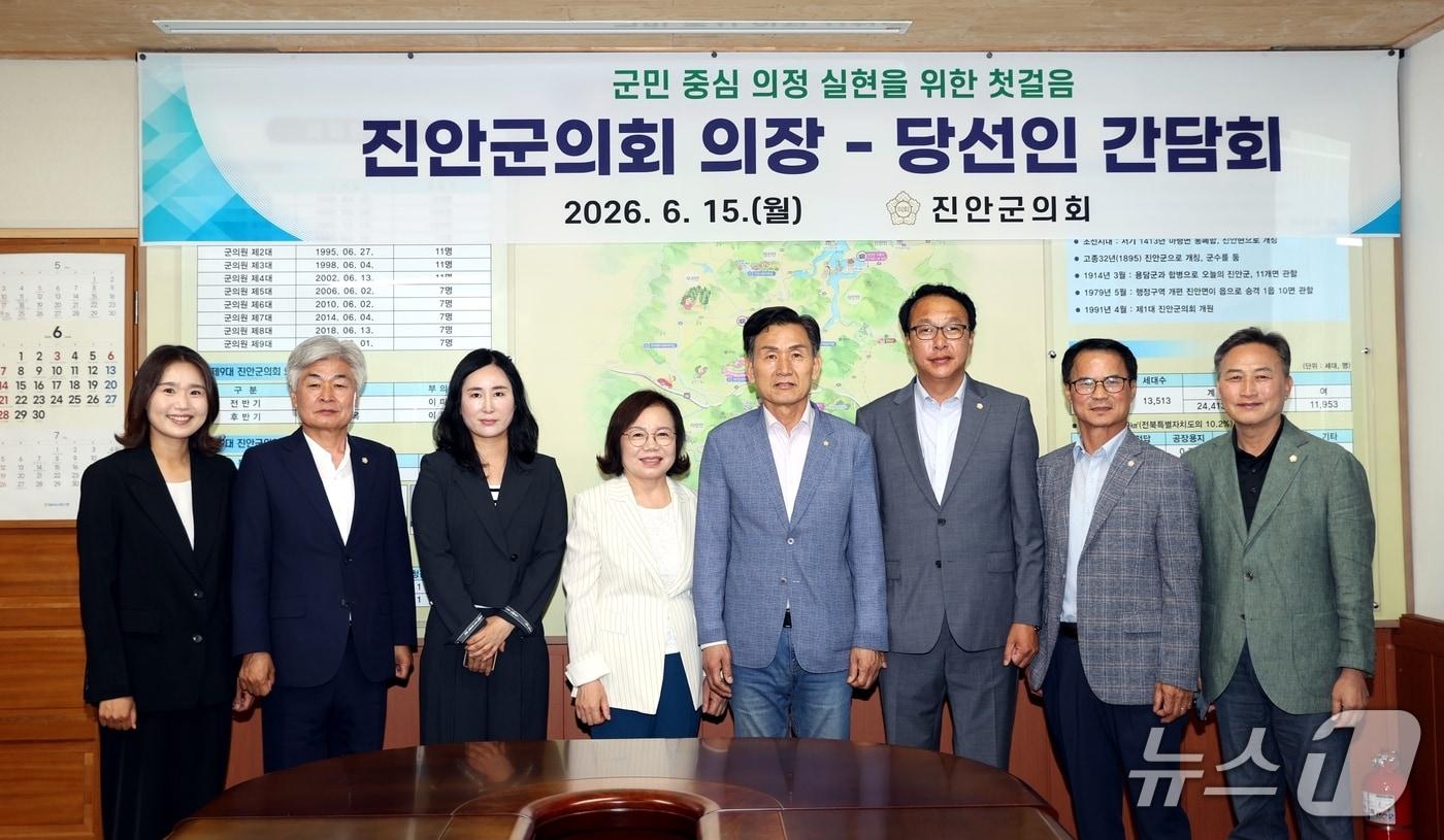 본문 이미지 - 15일 동창옥 전북 진안군의장실이 당선인 간담회를 갖고 제10대 의회 개원을 위한 주요 사항을 협의했다(의회제공, 재판매 및 DB금지)2026.6.15/뉴스1