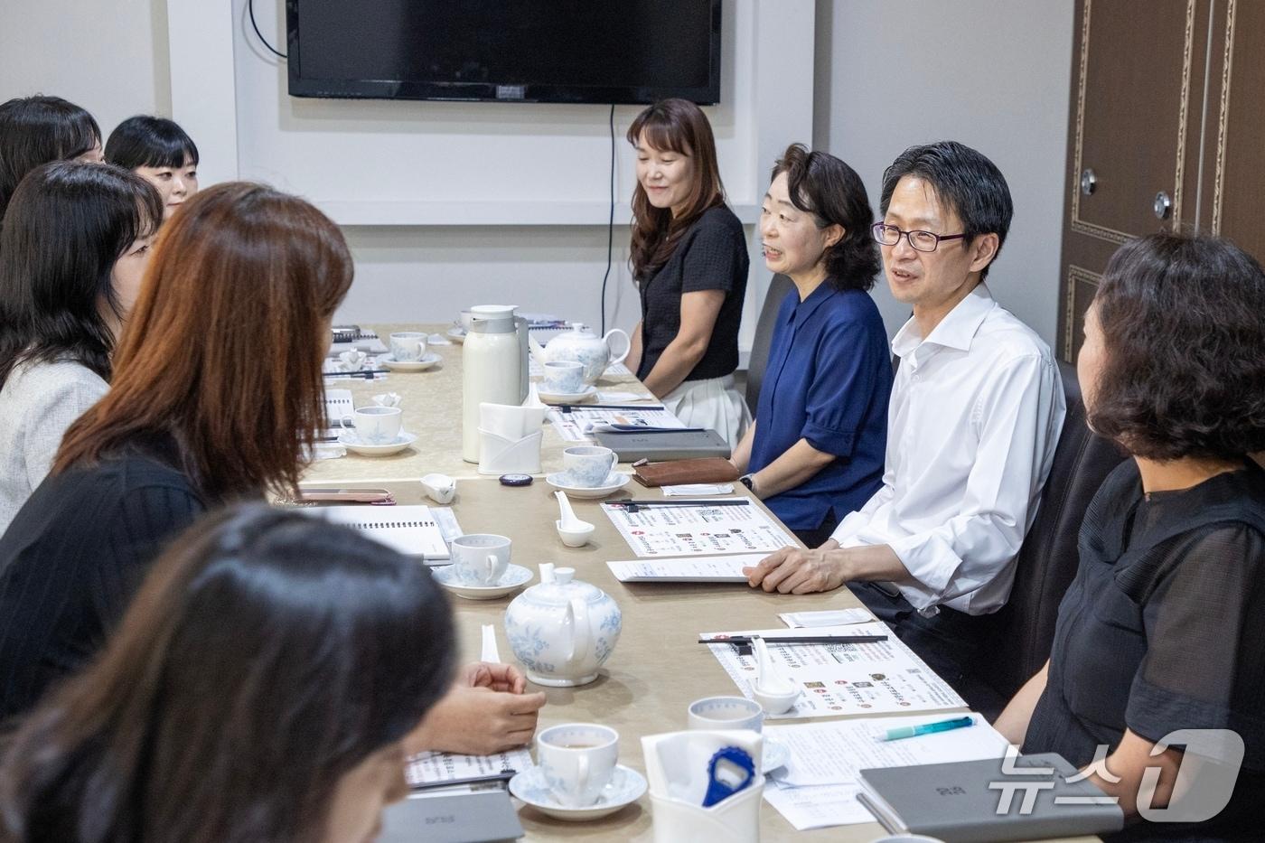 본문 이미지 - 백승보 조달청장이 15일 '정부조달콜센터 현장소통 간담회'를 개최하여 실무 관리자들의 노고를 격려하고 현장의 애로사항을 청취하고 있다. (조달청 제공.재판매 및 DB금지)/뉴스1