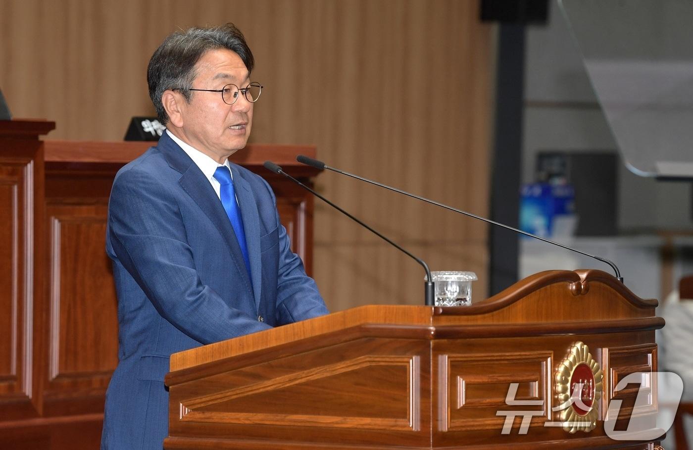 본문 이미지 - 강기정 광주광역시장이 15일 오전 광주광역시의회 본회의장에서 열린 제344회 임시회 제1차 본회의에 참석해 2026년도 제1회 광주광역시 일반 및 특별회계 세입·세출 추가경정예산안 제안설명을 하고 있다. (광주시 제공. 재판매 및 DB 금지) 2026.6.15 