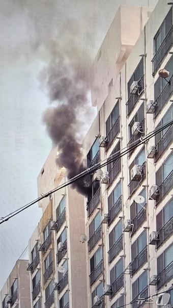 본문 이미지 - 15일 오전 11시 22분께 전북 군산시 산북동의 한 아파트 12층에서 불이 났다.(전북소방본부 제공. 재판매 및 DB금지)