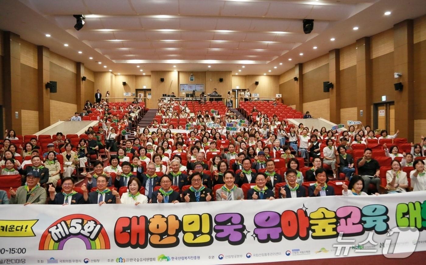 본문 이미지 - 임하수 산림청 차장(왼쪽에서 다섯번째)과 우원식 국회의원(왼쪽에서 여섯번째)이 기념사진을 촬영하고 있다(산림청 제공.재판매 및 DB금지)/뉴스1