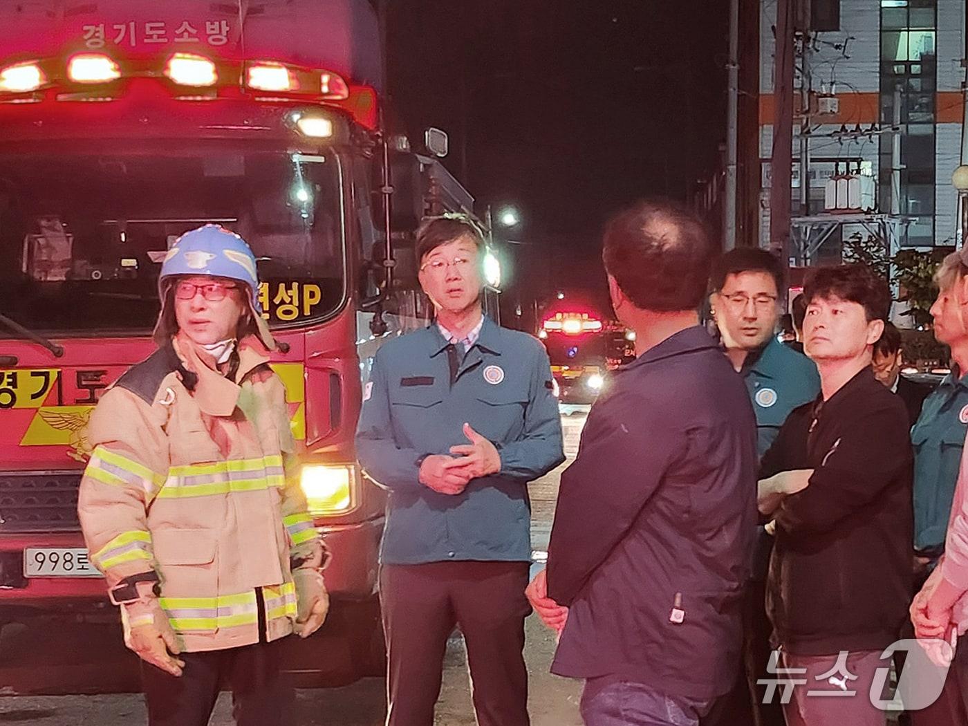 본문 이미지 - 지난 7일 안산시 단원구 성곡동 화재 현장에 이민근 안산시장(왼쪽에서 두 번째)이 현장을 방문한 모습.(안산시 제공)