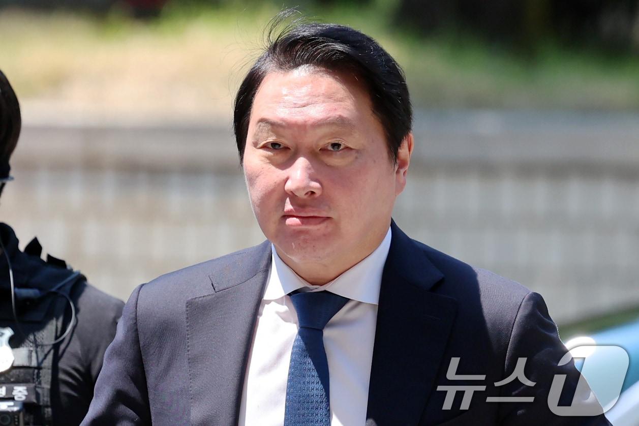 본문 이미지 - 최태원 SK그룹 회장이 15일 서울 서초구 서울고등법원에서 열린 노소영 아트센터 나비 관장과의 재산 분할 파기환송심 2차 조정 기일에 출석하고 있다. (공동취재) 2026.6.15 ⓒ 뉴스1 김도우 기자