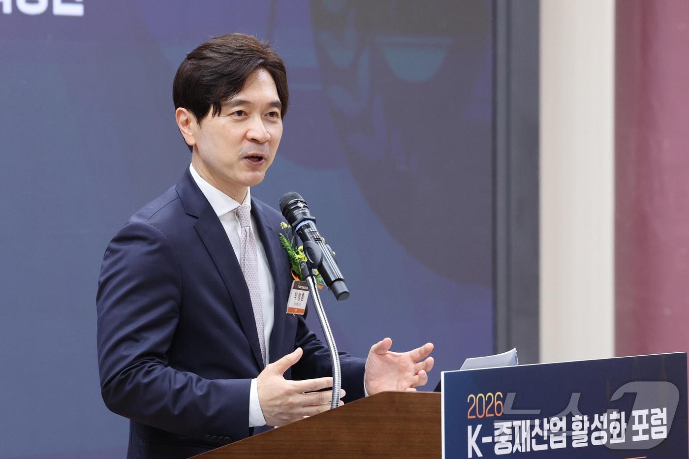 본문 이미지 - 박성훈 국민의힘 의원이 15일 서울 여의도 국회 의원회관에서 '공공기관 분쟁 해결 방안으로서 중재의 역할과 제도적 정착 방안'을 주제로 열린 '2026 K-중재산업 활성화 포럼'에서 환영사를 하고 있다. 2026.6.15 ⓒ 뉴스1 신웅수 기자