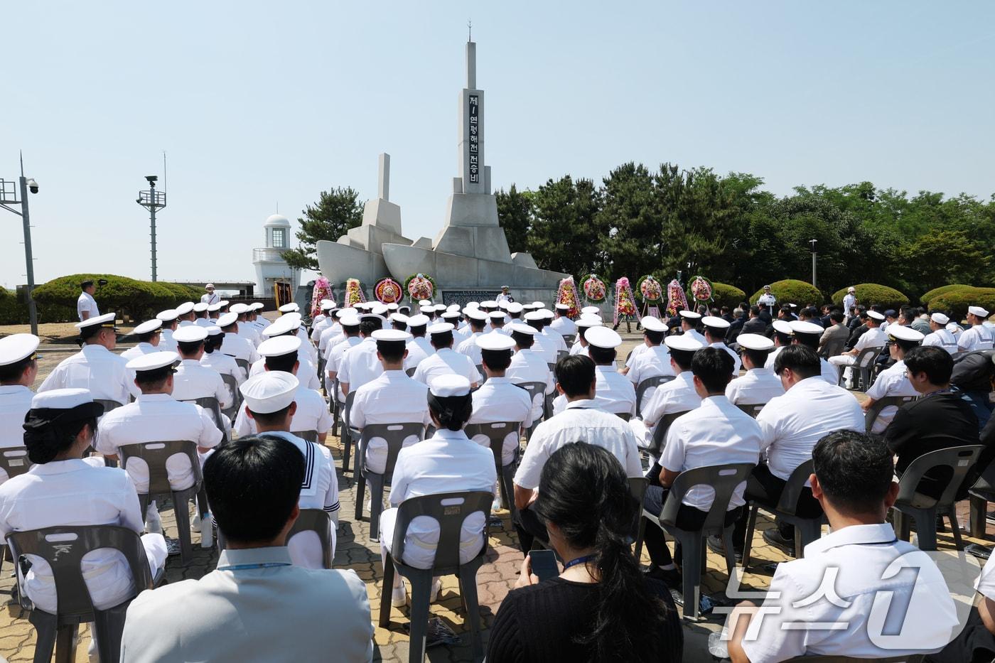 본문 이미지 - 15일 경기 평택시 포승읍 해군 2함대 사령부에서 열린 '제1연평해전 승전 27주년 기념행사'에서 이재섭 2함대사령관이 기념사를 하고 있다. 2026.6.15 ⓒ 뉴스1 김영운 기자