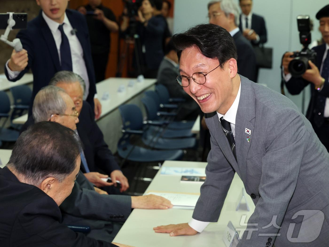본문 이미지 - 김민석 국무총리가 15일 오후 서울 마포구 연세대학교 김대중도서관에서 열린 '6·15남북정상회담 26주년 기념식 및 특별강연'에서 참석자들과 인사를 나누고 있다. 2026.6.15 ⓒ 뉴스1 황기선 기자