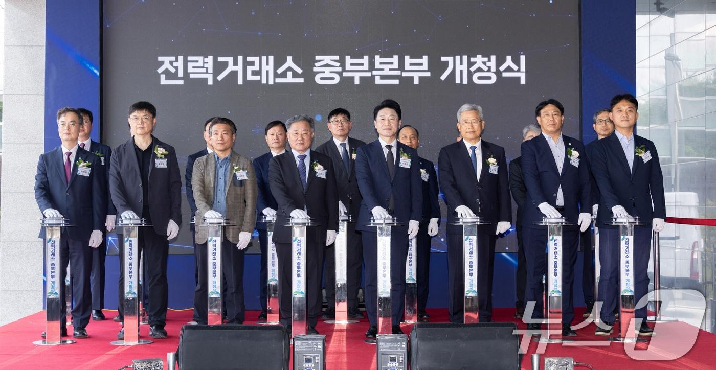 본문 이미지 - 15일 충북 청주시 오송읍에서 열린 한국전력거래소 중부본부 개청식에 서 이호현 기후에너지환경부 2차관 등 참석자들이 세리머니를 하고 있다. (기후에너지환경부 제공. 재판매 및 DB금지) 2026.6.15 ⓒ 뉴스1