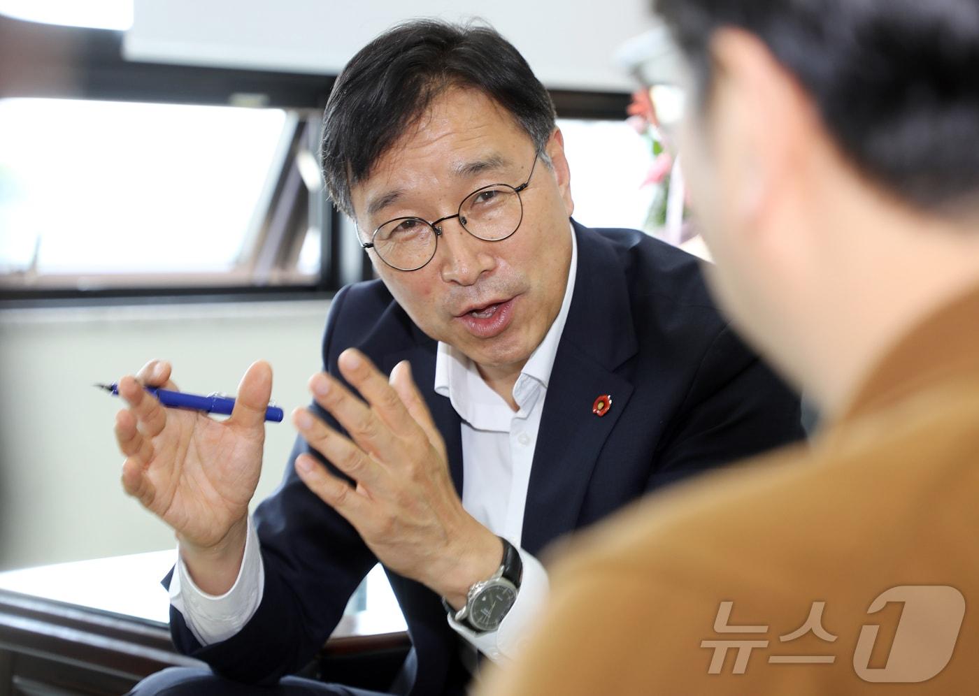 본문 이미지 - 뉴스1 제주본부와 인터뷰하는 위성곤 제주특별자치도지사 당선인. 2026.6.15 ⓒ 뉴스1 오미란 기자