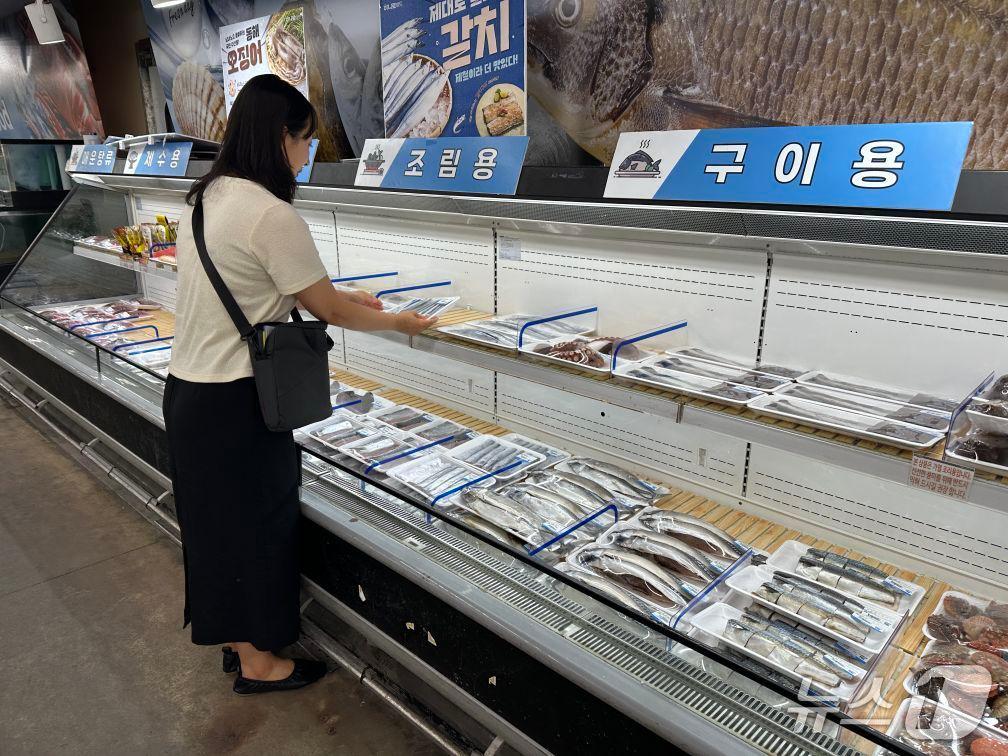 본문 이미지 - 수산물 안전 점검 모습.(중구 제공. 재판매 및 DB금지)/뉴스1