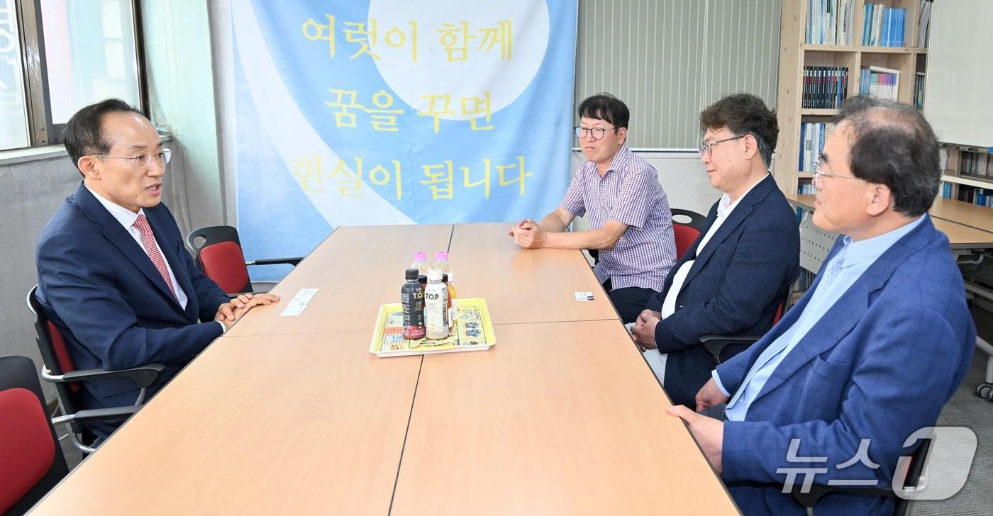 본문 이미지 - 추경호 대구시장 당선인이 15일 오후 대구경실련을 찾아 민선 9기 시정 운영 방안 등에 대한 의견을 듣고 있다. (대구시장직 인수위원회 제공. 재판매 및 DB 금지) 2026.6.15/뉴스1