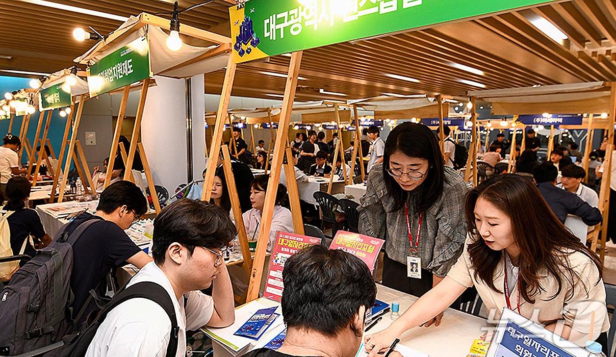 본문 이미지 - 대구 영진전문대 정보관에서 열린 미래 모빌리티 Job 엑스포에서  학생들이 취업 상담을 하고 있다. (영진전문대 제공. 재판매 및 DB금지)
