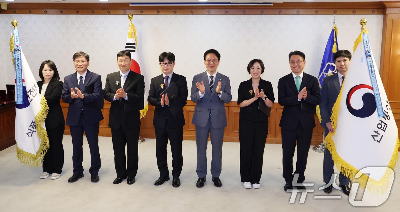 본문 이미지 - 김민석 국무총리가 15일 오후 서울 종로구 세종대로 정부서울청사에서 열린 정부업무평가 유공자 포상 수여식에서 대통령·국무총리 표창 수상자들과 기념촬영을 하고 있다. 2026.6.15 ⓒ 뉴스1 김명섭 기자