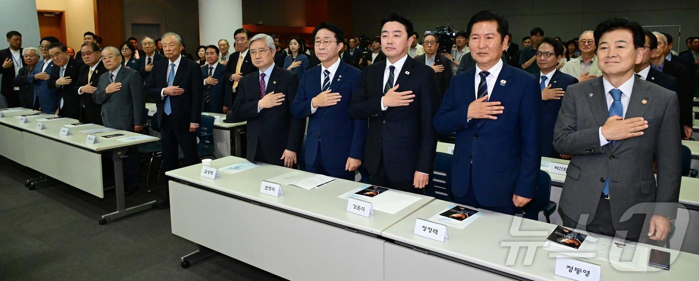본문 이미지 - 15일 서울 마포구 연세대학교 김대중도서관에서 열린 '6.15 남북정상회담 26주년 기념식 및 특별강연'에서 조정식 국회의장과 정청래 더불어민주당 대표를 비롯한 내빈들이 국기에 경례하고 있다. 오른쪽부터 정동영 통일부 장관, 정청래 대표, 강훈식 대통령비서실장, 조정식 국회의장, 김성재 김대중평화센터 이사장. (공동취재) 2026.6.15 ⓒ 뉴스1 황기선 기자