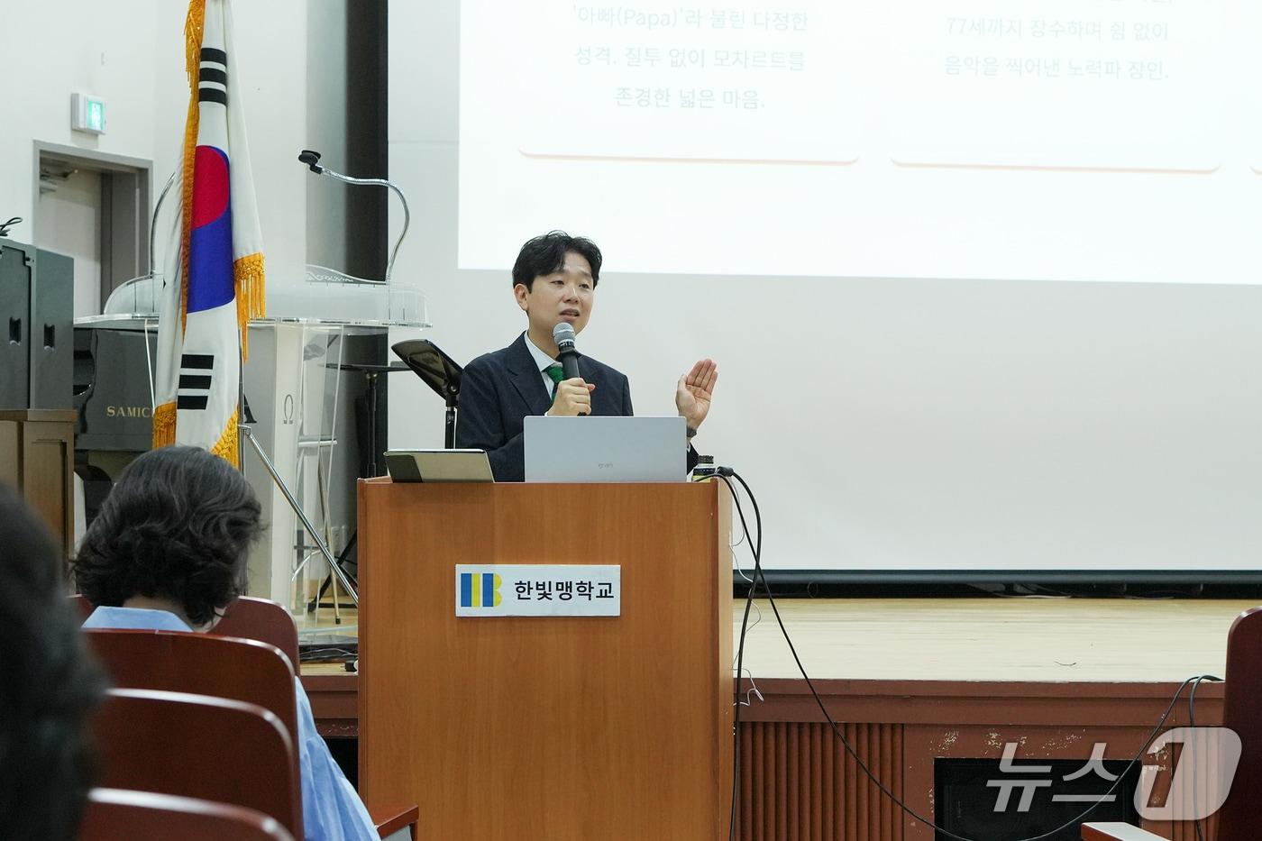 본문 이미지 - 국립합창단이 제208회 정기연주회 '하이든 천지창조'를 앞두고 12일 한빛맹학교에서 시각장애 학생 대상 문화 동행 프로그램을 열었다. 사전 특강으로 작품의 주요 장면을 소리와 상상력으로 풀고, 19일 예술의전당 콘서트홀 공연 초청으로 경험을 잇는다.