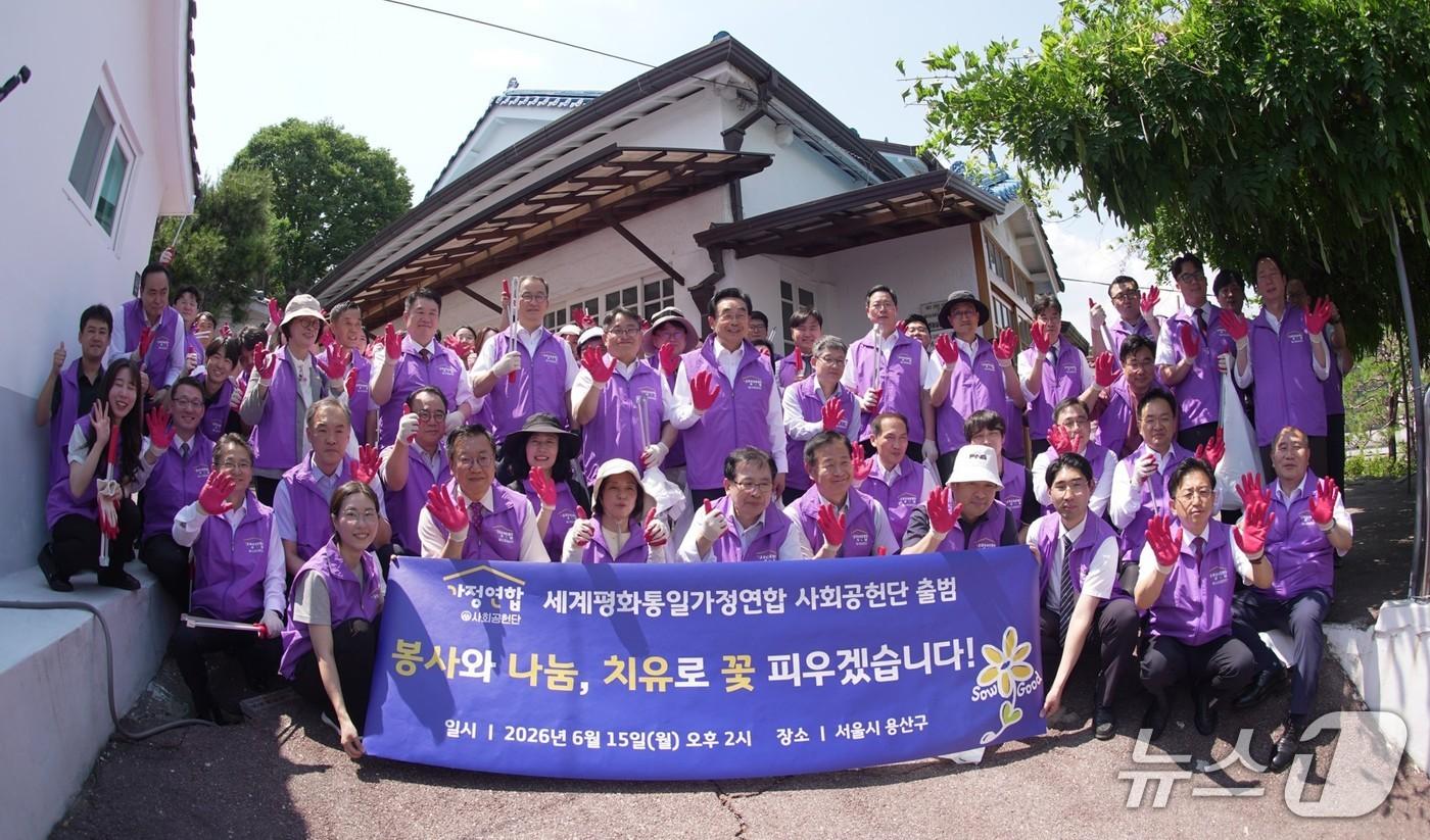 본문 이미지 - 송 협회장과 전국 교구장, 임직원 100여 명은 골목길을 걸으며 쓰레기를 줍는 '줍깅' 활동을 펼쳤다.