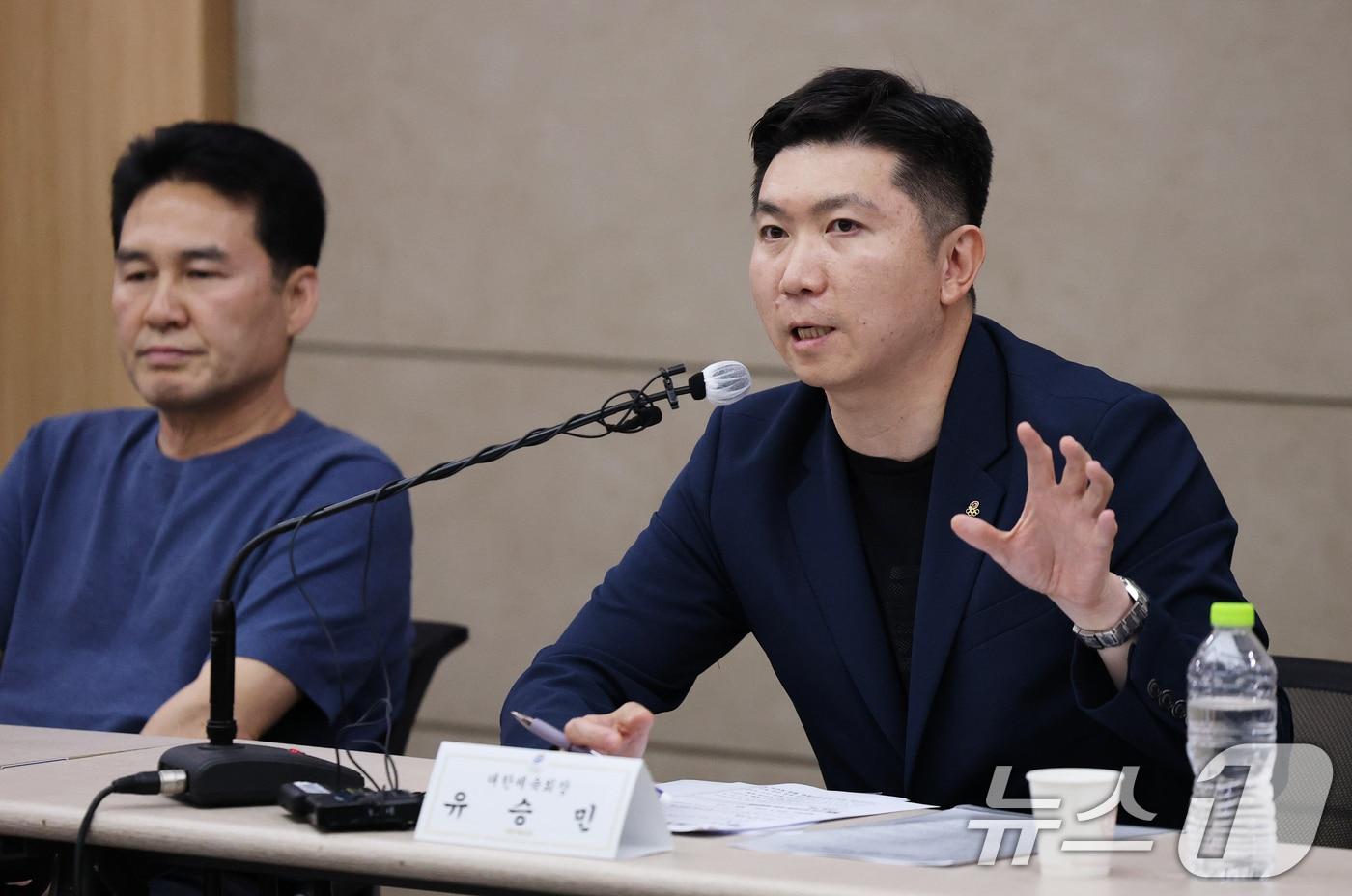 본문 이미지 - 유승민 대한체육회장이 15일 오후 서울 송파구 올림픽파크텔 대한체육회 회의실에서 열린 핸드볼경기장 입주 체육단체 출입 제한 사태 관련 기자회견에서 인사말을 하고 있다. 2026.6.15 ⓒ 뉴스1 오대일 기자