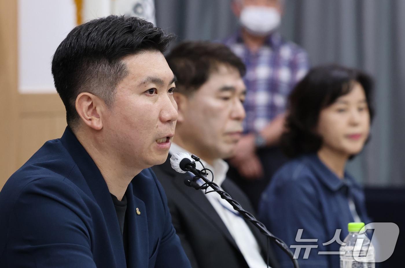 본문 이미지 - 유승민 대한체육회장이 15일 오후 서울 송파구 올림픽파크텔 대한체육회 회의실에서 열린 핸드볼경기장 입주 체육단체 출입 제한 사태 관련 기자회견에서 인사말을 하고 있다.  2026.6.15 ⓒ 뉴스1 오대일 기자