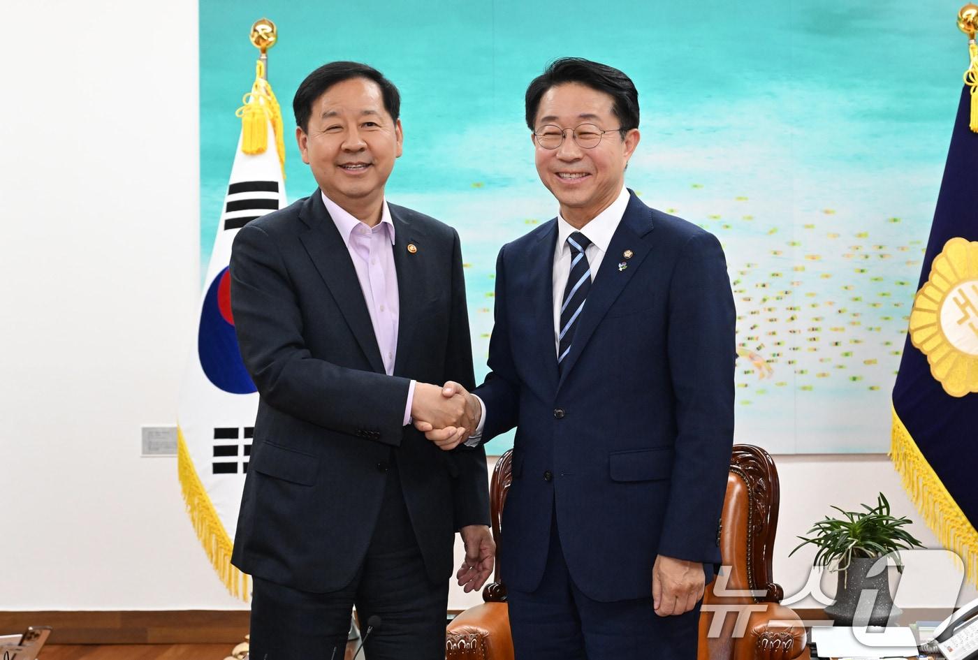 본문 이미지 - 조정식 국회의장이 15일 서울 여의도 국회에서 구윤철 부총리 겸 재정경제부 장관을 접견, 기념 촬영을 하고 있다. (공동취재) 2026.6.15 ⓒ 뉴스1 유승관 기자