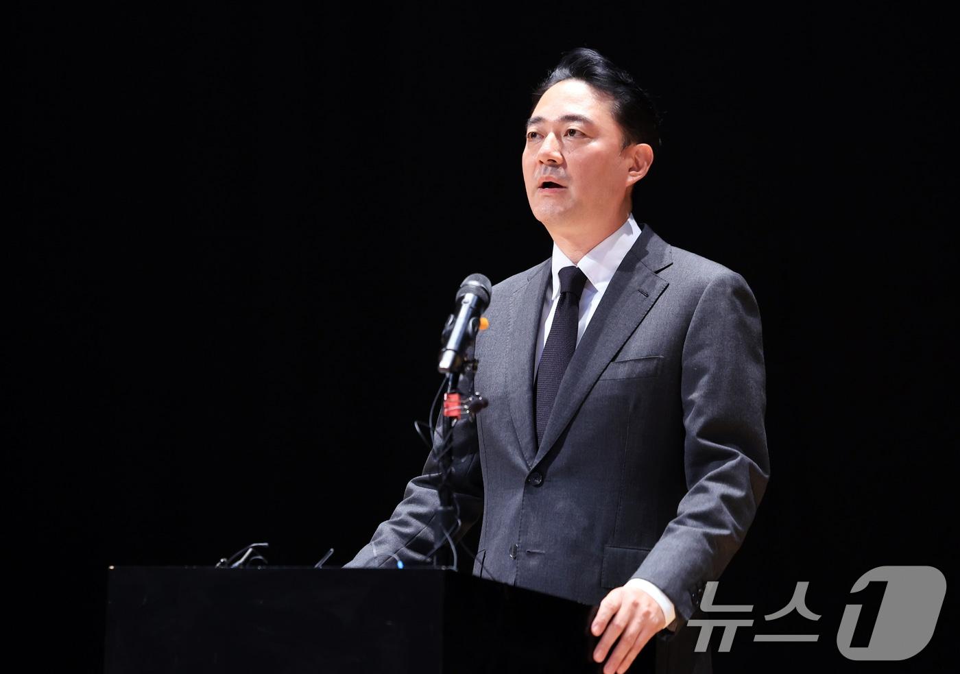 본문 이미지 - 홍정도 중앙그룹 부회장이 15일 서울 마포구 중앙일보빌딩에서 계열사 기업회생절차 신청과 관련해 입장을 발표하고 있다. 2026.6.15 ⓒ 뉴스1 이호윤 기자