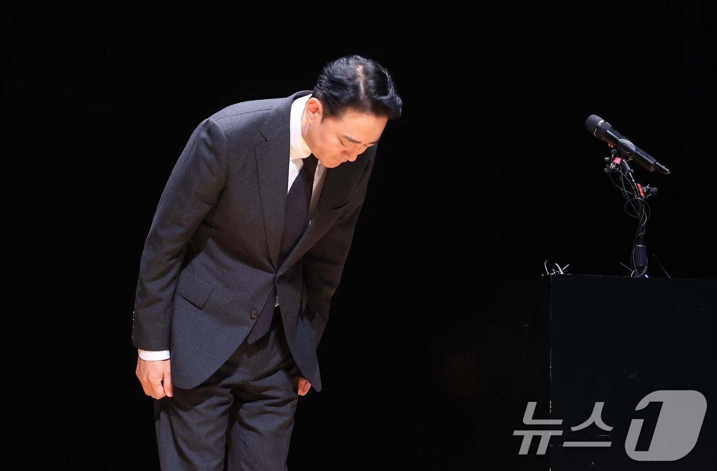 본문 이미지 - 홍정도 중앙그룹 부회장이 15일 서울 마포구 중앙일보빌딩에서 계열사 기업회생절차 신청과 관련해 입장을 발표 전 고개숙여 사과를 하고 있다. 2026.6.15 ⓒ 뉴스1 이호윤 기자
