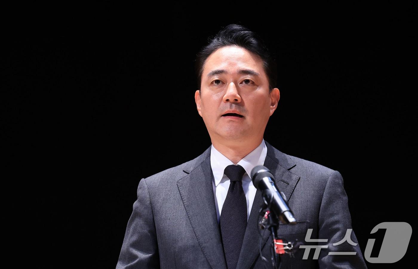 본문 이미지 - 홍정도 중앙그룹 부회장이 15일 서울 마포구 중앙일보빌딩에서 계열사 기업회생절차 신청과 관련해 입장을 발표하고 있다. 2026.6.15 ⓒ 뉴스1 이호윤 기자