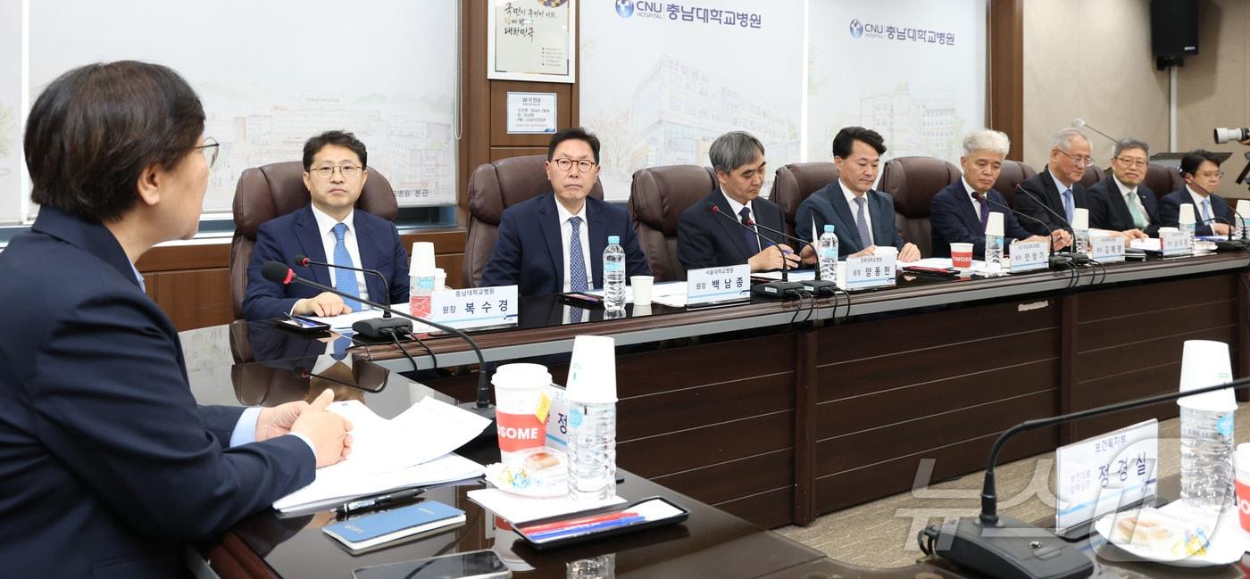 본문 이미지 - 정은경 보건복지부 장관이 지난 6월 15일 대전시 중구 충남대학교병원에서 열린 국립대학병원 종합적 육성방향 논의를 위한 간담회에서 전국 국립대병원장들과 의견을 나누고 있다. ⓒ 뉴스1 김기남 기자