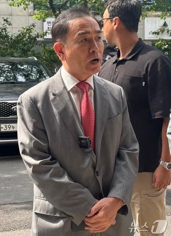 본문 이미지 - 15일 오후 태영호 전 국민의힘 의원이 자신을 상대로 한 손해배상 소송 항소심에 출석하기 위해 제주지방법원에 들어서고 있다. 제주4.3유족들은 태 전 의원이 '제주4.3은 북한 김일성이 지시했다'는 취지의 발언을 했다며 손해배상 소송을 청구했다.1심은 태 전 위원에게 위자료 1000만원을 배상하라고 판결한 바 있다. 2026.6.15 ⓒ 뉴스1 홍수영 기자