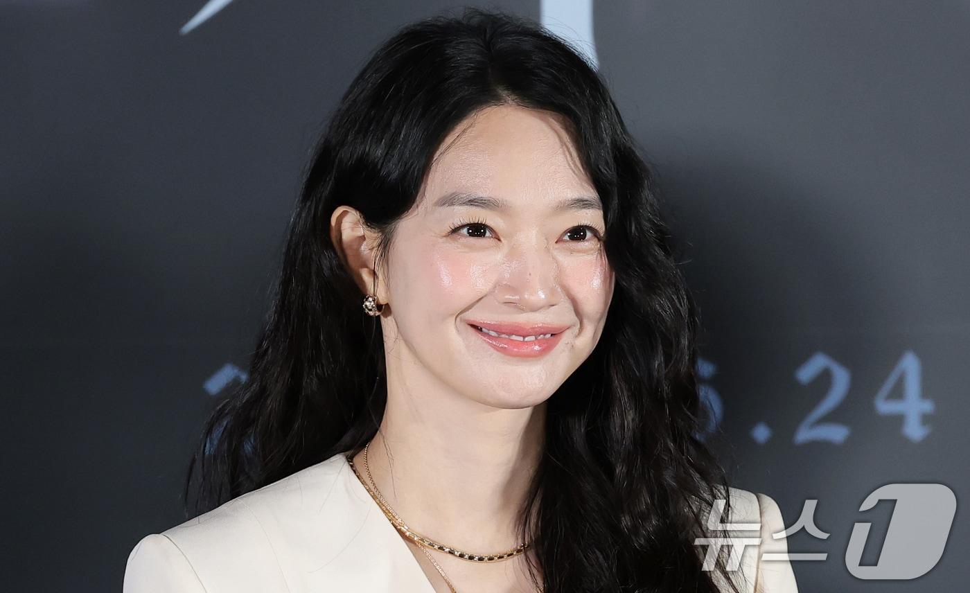 본문 이미지 - 배우 신민아가 15일 서울 용산구 CGV 용산아이파크몰에서 열린 영화 '눈동자'(감독 염지호) 언론시사회에 참석해 미소를 짓고 있다. '눈동자'는 유전병으로 시력을 점점 잃어가고 있는 서진(신민아 분)이 쌍둥이 동생 서인(신민아 분)의 죽음을 둘러싼 의혹을 파헤치다 그 실체와 마주하게 되는 서스펜스 스릴러를 그린 작품이다. 2026.6.15 ⓒ 뉴스1 권현진 기자