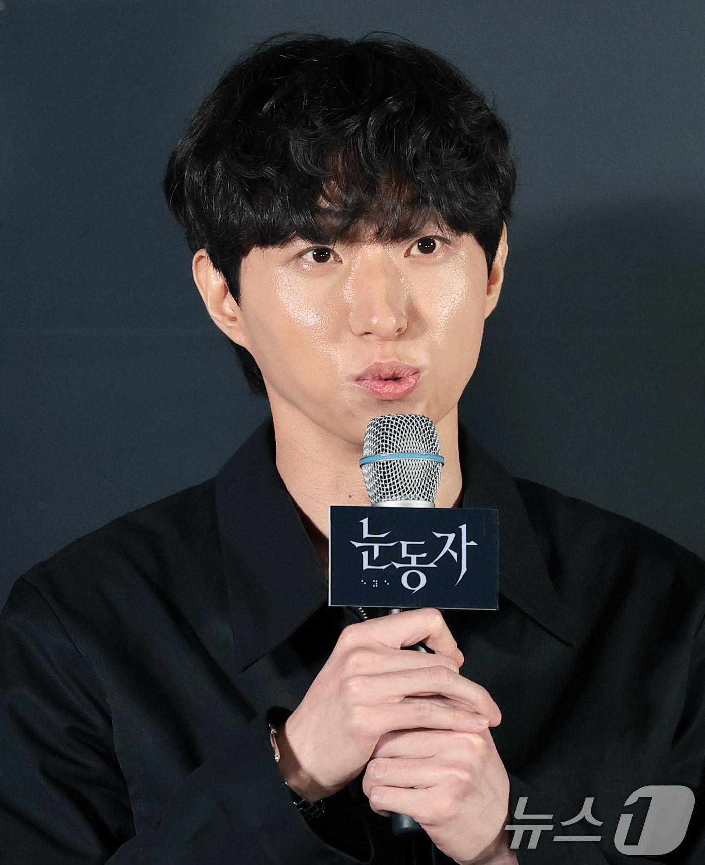 본문 이미지 - 염지호 감독이 15일 서울 용산구 CGV 용산아이파크몰에서 열린 영화 '눈동자' 언론시사회에 참석해 인사말을 하고 있다. '눈동자'는 유전병으로 시력을 점점 잃어가고 있는 서진(신민아 분)이 쌍둥이 동생 서인(신민아 분)의 죽음을 둘러싼 의혹을 파헤치다 그 실체와 마주하게 되는 서스펜스 스릴러를 그린 작품이다. 2026.6.15 ⓒ 뉴스1 권현진 기자
