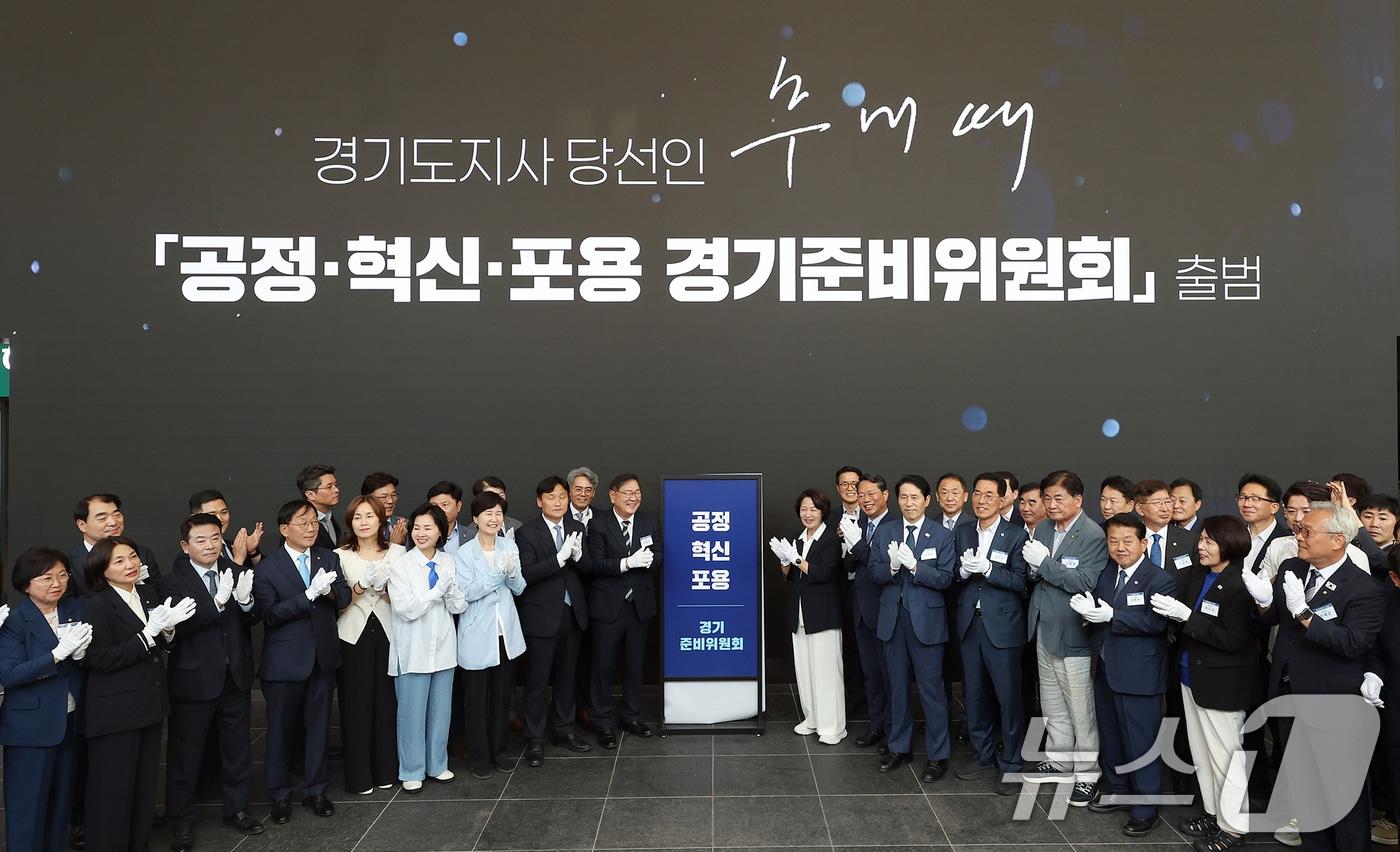 본문 이미지 - 추미애 경기도지사 당선인이 15일 경기 수원시 영통구 경기신용보증재단에서 열린 '공정·혁신·포용 경기준비위원회' 출범식에서 현판식을 마친 후 참석자들과 기념촬영을 하고 있다. (추미애 경기도지사 당선인 제공. 재판매 및 DB 금지) 2026.6.15 /뉴스1