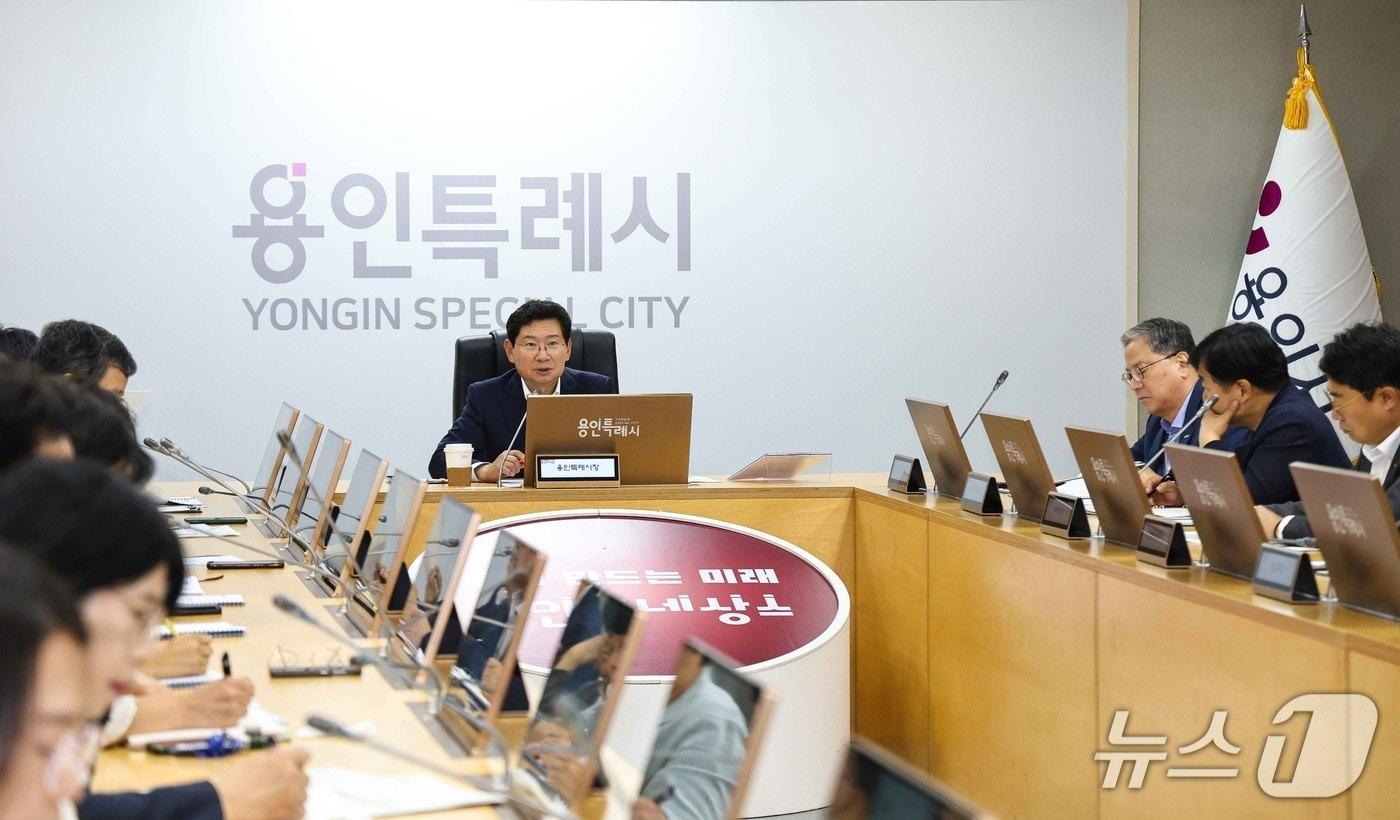 본문 이미지 - 이상일 시장이 15일 시청 영상회의실에서 열린 간부회의에서 '용인르네상스 2.0 추진기획단'의 내실있는 운영을 당부하고 있다.(용인시 제공)