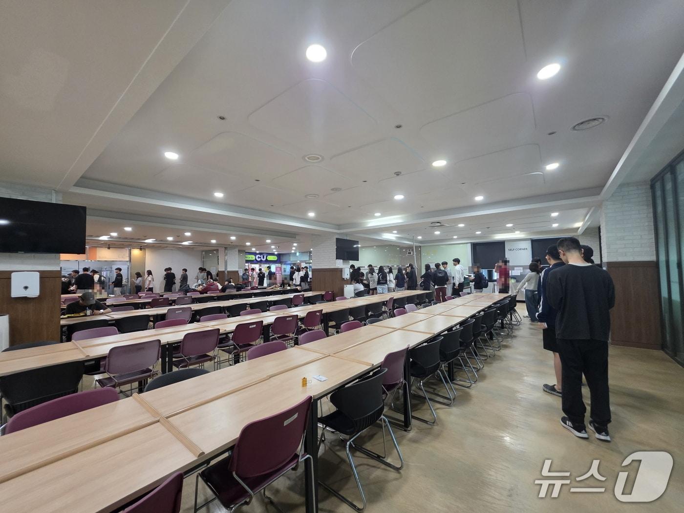 본문 이미지 - 국립한밭대학교가 기말고사 기간 운영하고 있는 ‘0원의 아침밥’을 먹기 위해 학생들이 대기하고 있다.(국립한밭대학교 제공.재판매 및 DB금지)/뉴스1
