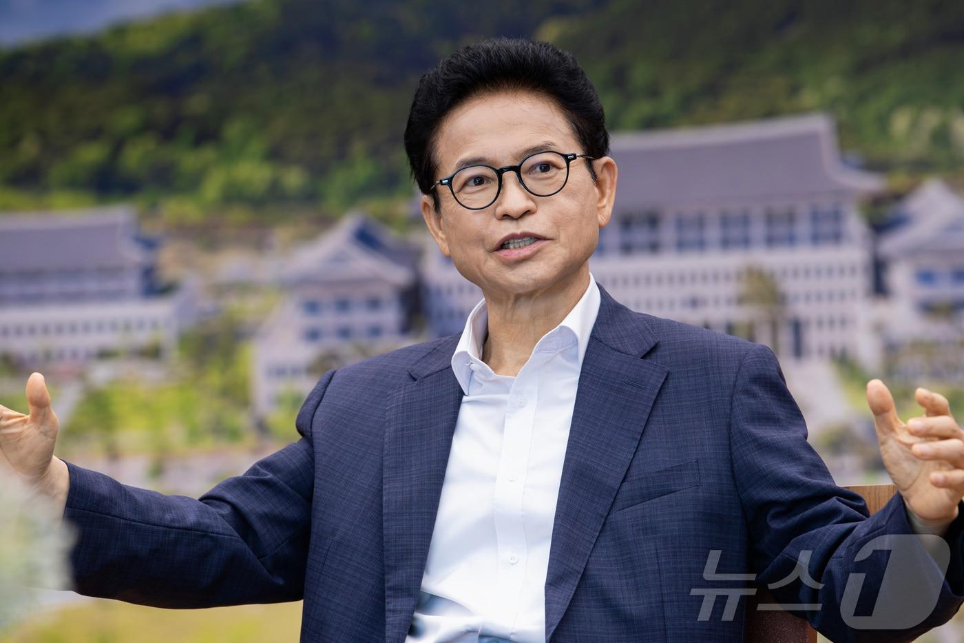 본문 이미지 - 3선 임기를 앞둔 이철우 경북도지사는 민선 9기 핵심 과제로 대구·경북 행정통합과 대구경북신공항·영일만항 투포트 경제권을 제시했다. (재판매 및 DB 금지)