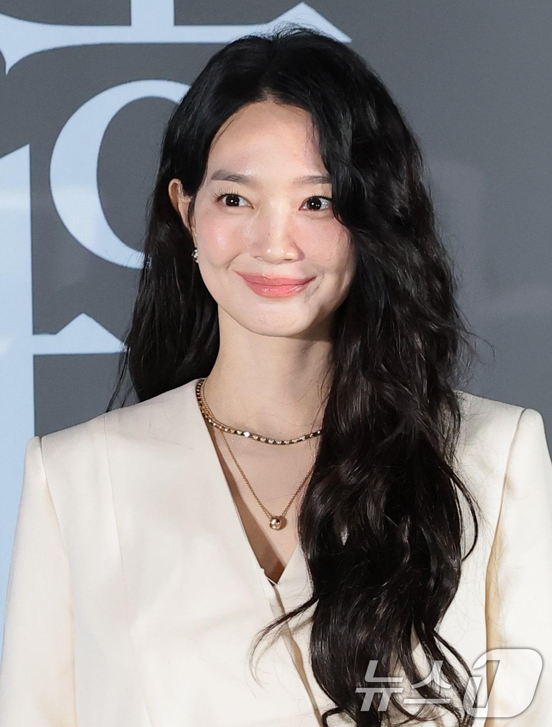 본문 이미지 - 배우 신민아가 15일 서울 용산구 CGV 용산아이파크몰에서 열린 영화 '눈동자'(감독 염지호) 언론시사회에 참석해 포즈를 취하고 있다. '눈동자'는 유전병으로 시력을 점점 잃어가고 있는 서진(신민아 분)이 쌍둥이 동생 서인(신민아 분)의 죽음을 둘러싼 의혹을 파헤치다 그 실체와 마주하게 되는 서스펜스 스릴러를 그린 작품이다. 2026.6.15 ⓒ 뉴스1 권현진 기자