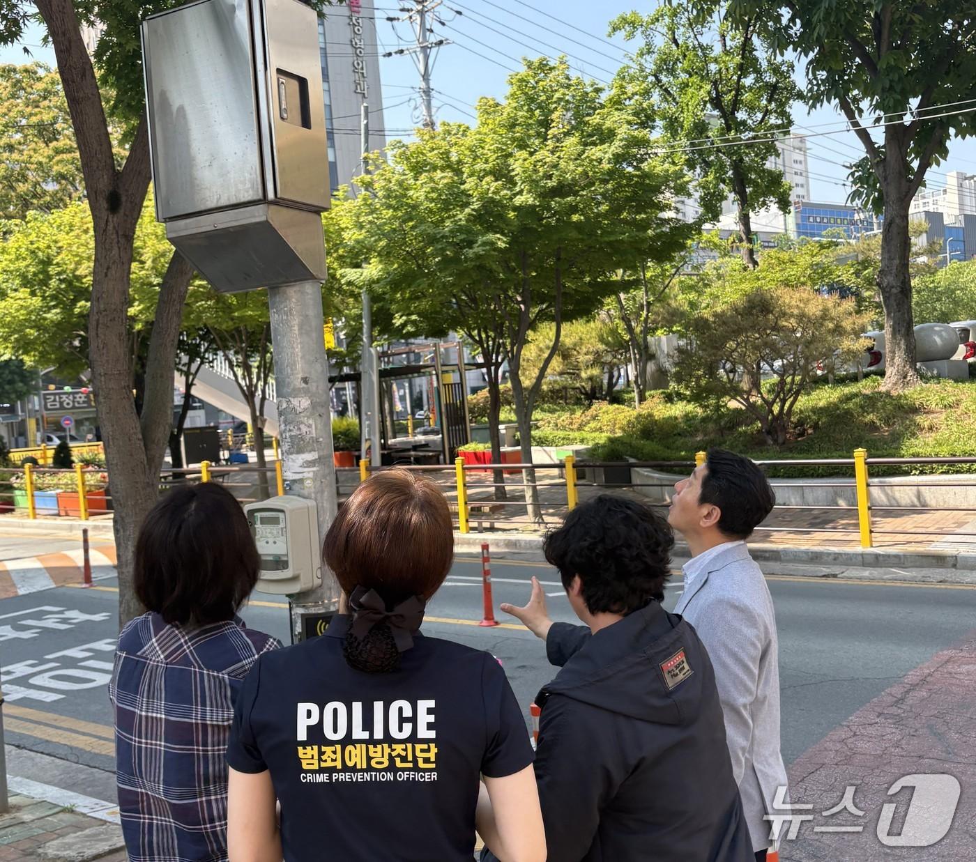 본문 이미지 - 대구 서부경찰서와 서구청이 범죄 불안 민원이 집중된 지역에 CCTV 58대를 설치했다. 사진은 신규 설치된 CCTV 모습. (대구 서부경찰서 제공. 재판매 및 DB 금지)