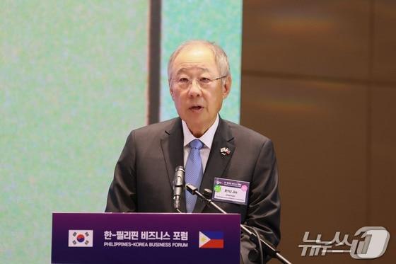 본문 이미지 - 류진 한국경제인협회 회장이 4일 필리핀 콘래드 마닐라호텔에서 열린 '한-필리핀 비즈니스 포럼'에서 인사말을 하고 있다. (한국경제인협회 제공. 재판매 및 DB 금지) 2026.3.4 ⓒ 뉴스1