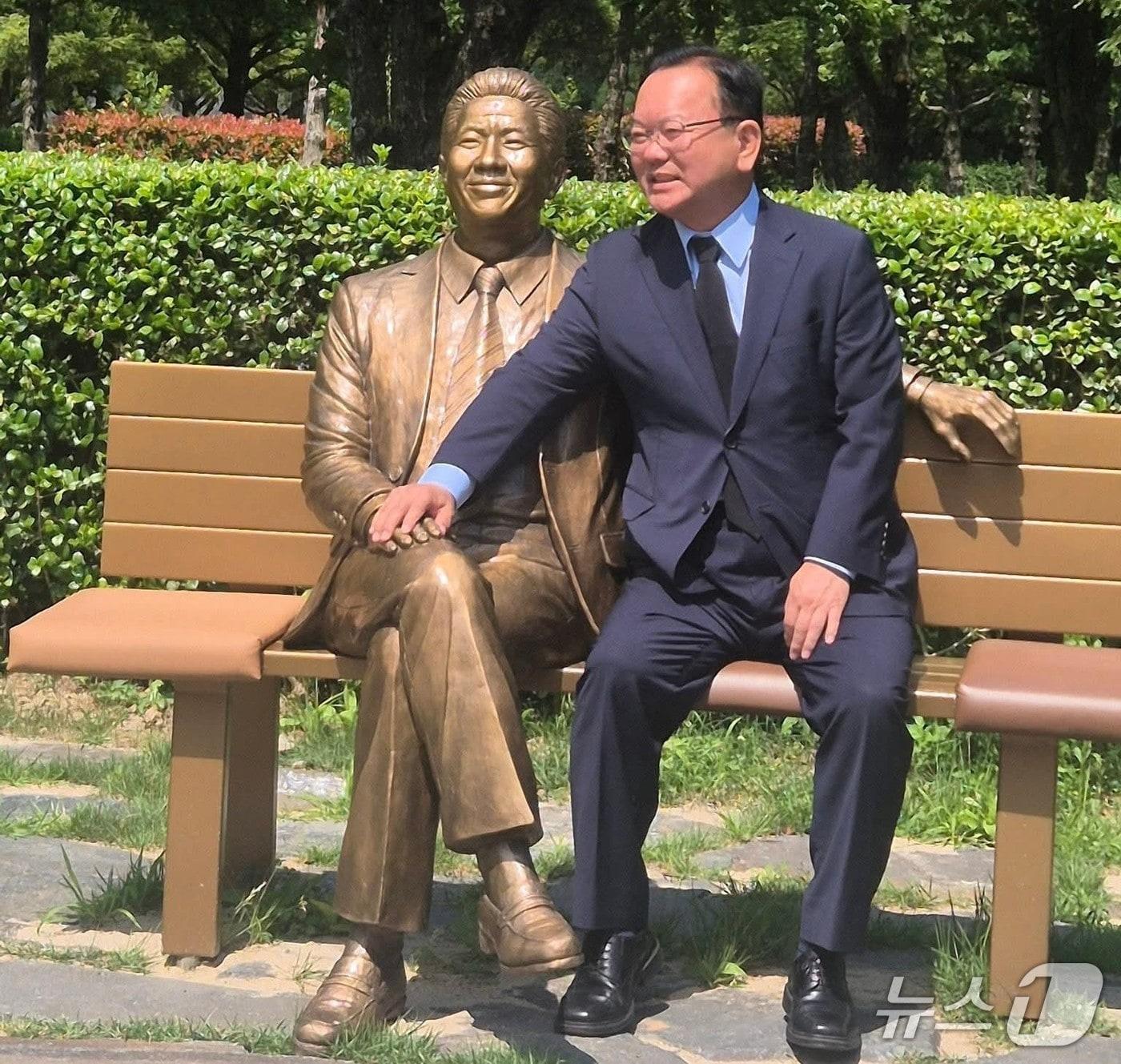 본문 이미지 - 대구시장에 출마해 낙선한 김부겸 전 국무총리가 15일 "제가 뛰어든 길 위로 또다른 씩씩한 후배들이 노무현을 기억하며 달려오고 있다"고 말했다. 사진은 이날 노 전 대통령 묘소가 있는 경남 김해 봉하마을을 찾은 김 전 총리. (김부겸 전 총리 페이스북 갈무리. 재판매 및 DB 금지) 2026.6.15/뉴스1