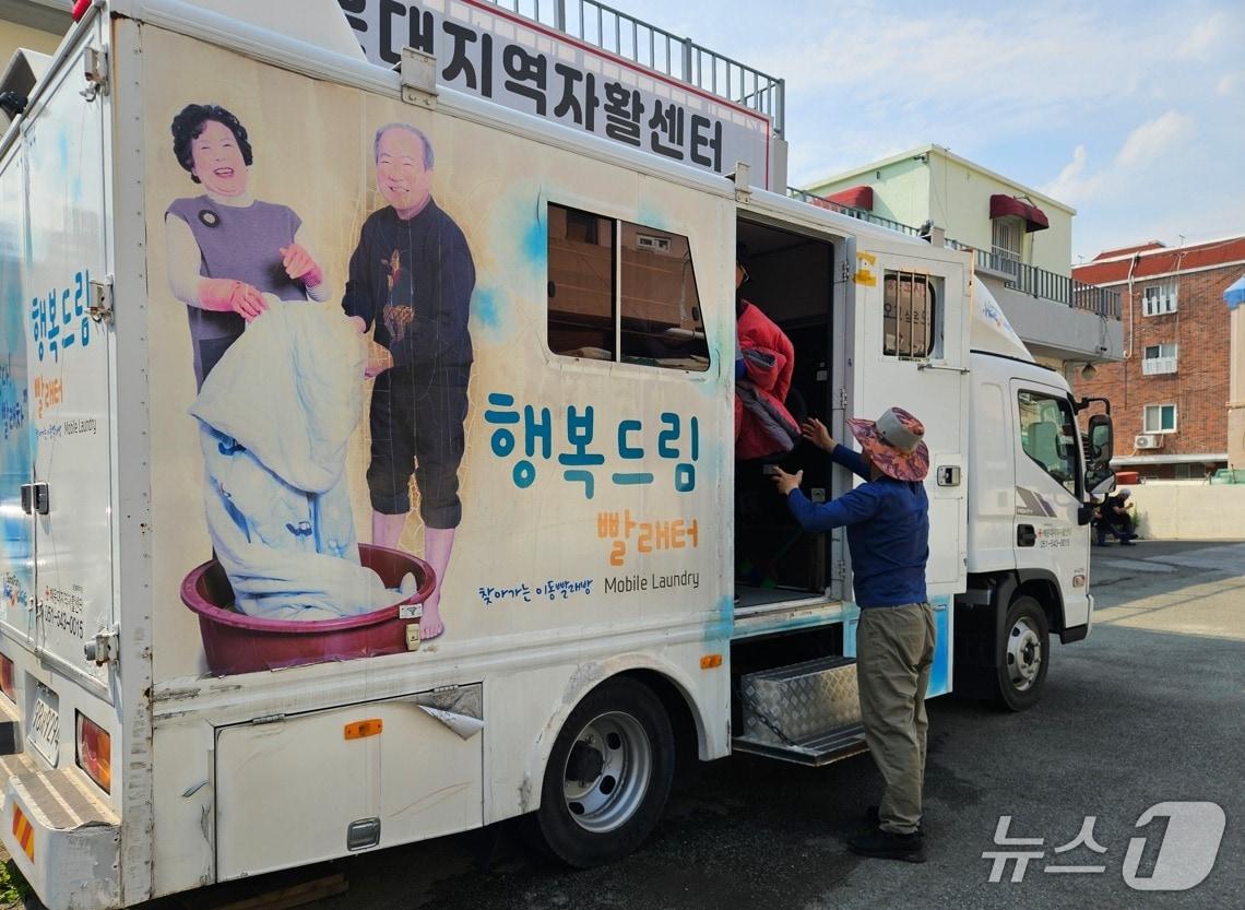본문 이미지 - 해운대구 이동세탁차량이 '행복드림 빨래터' 현장 서비스를 위해 세탁·건조 장비를 준비하고 있다.(해운대구 제공. 재판매 및 DB금지)