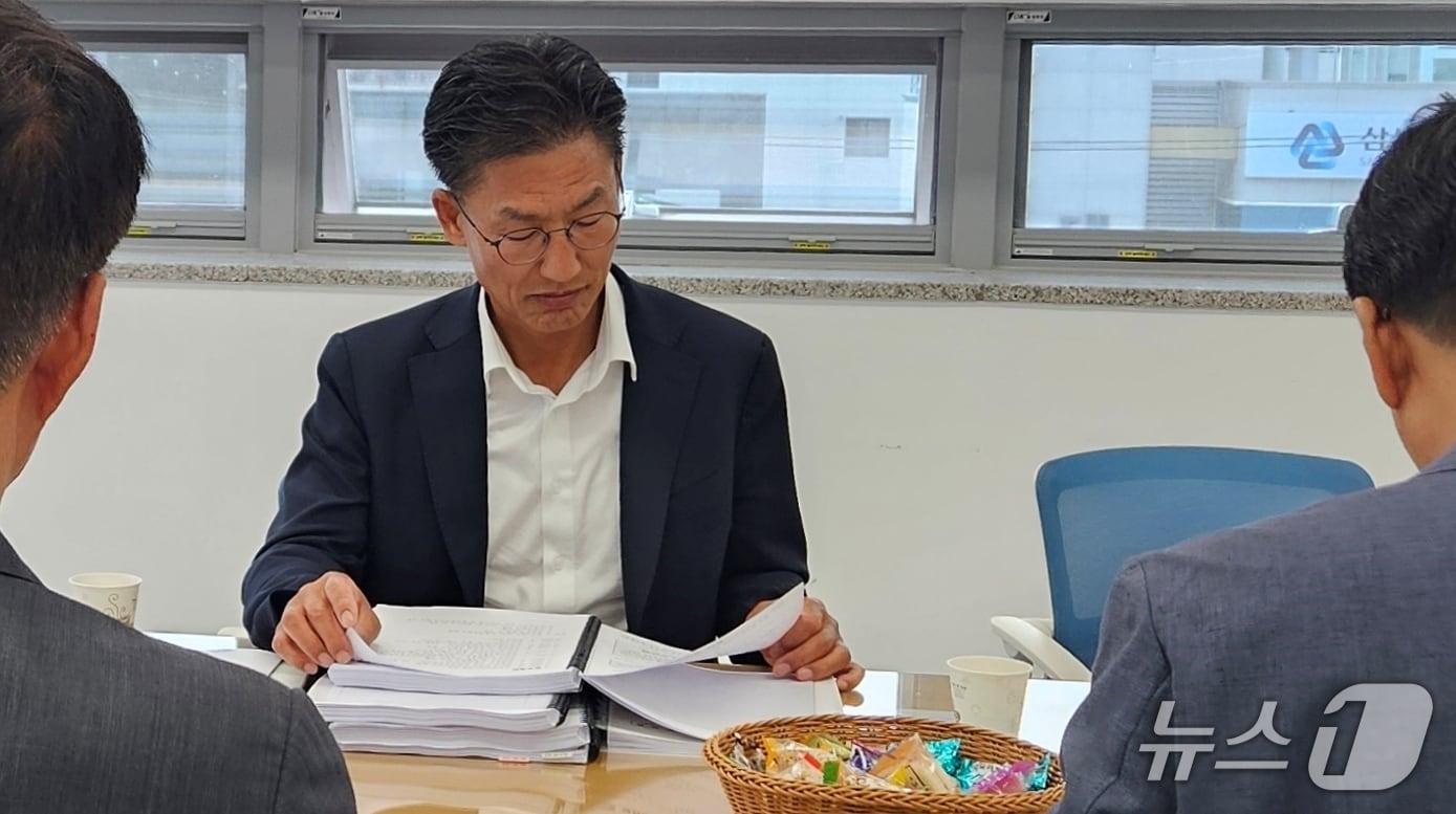본문 이미지 - 김병삼 영천시장 당선인이 15일 정책기획실의 업무보고를 받고 있다.