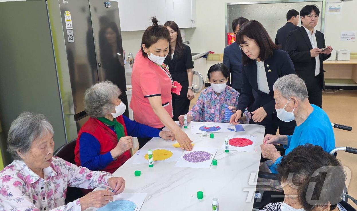 본문 이미지 - 강윤진 국가보훈부 차관이 6월 호국보훈의 달을 맞아 전주보훈요양원을 방문해 국가유공자들을 만나 위문하고 있다. (국가보훈부 제공, 재판매 및 DB 금지) 2026.6.15 ⓒ 뉴스1 김진환 기자