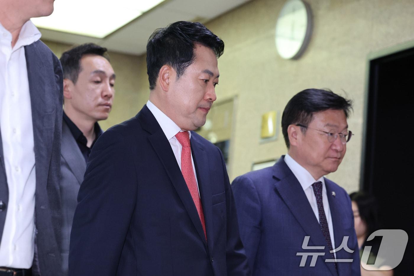 본문 이미지 - 장동혁 국민의힘 대표가 15일 서울 여의도 국회에서 열린 비공개 긴급 최고위원회의에 참석하고 있다. 2026.6.15 ⓒ 뉴스1 신웅수 기자