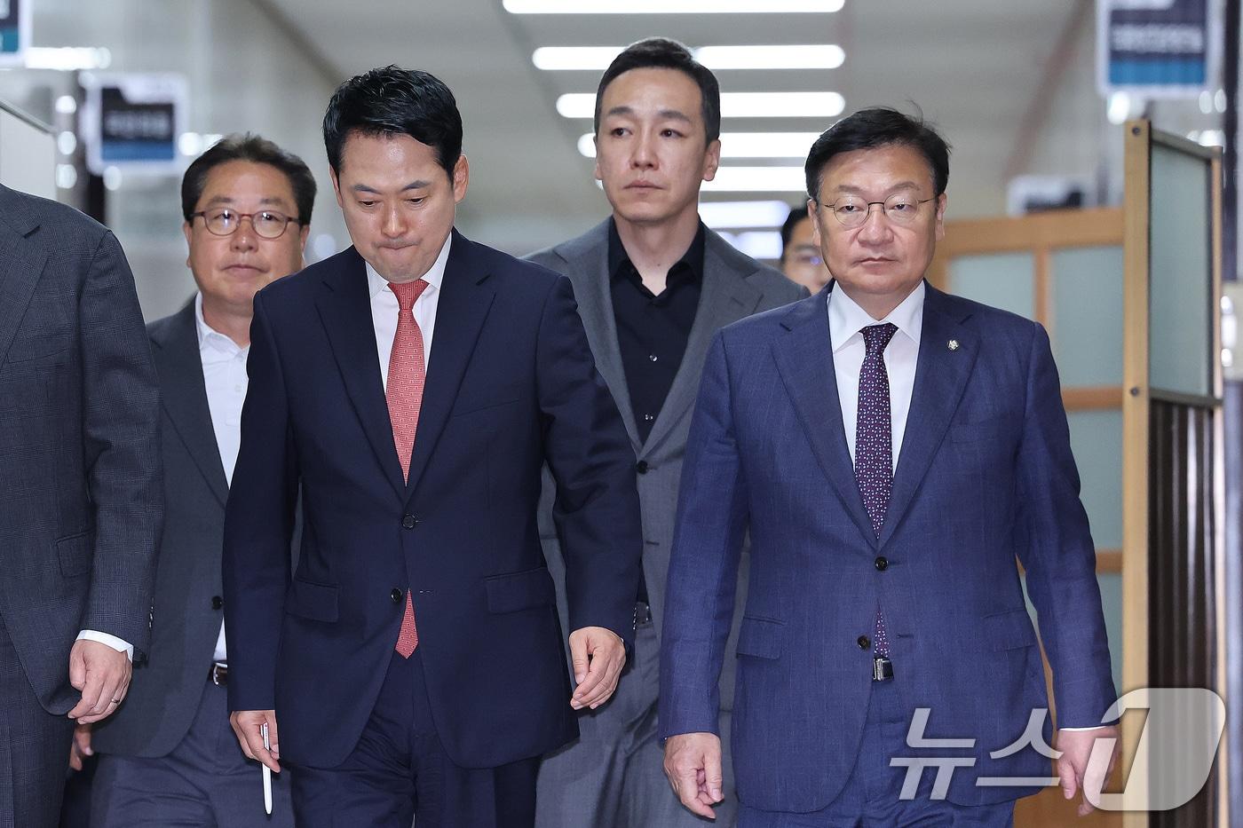본문 이미지 - 장동혁 국민의힘 대표와 정점식 원내대표가 15일 서울 여의도 국회에서 열린 비공개 긴급 최고위원회의에 참석하고 있다. 2026.6.15 ⓒ 뉴스1 신웅수 기자