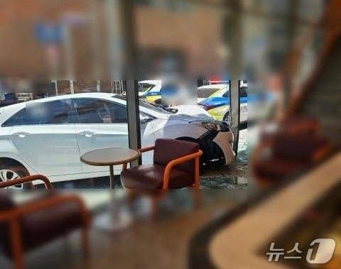 본문 이미지 - 15일 부산역 인근 유명 프랜차이즈 카페 매장에 차량이 돌진한 모습 (경찰 제공. 재판매 및 DB금지)