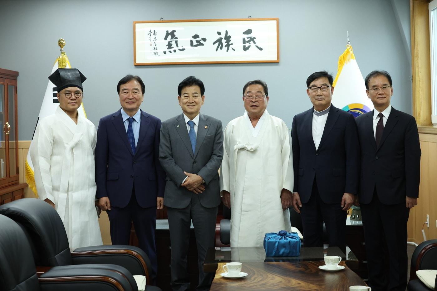 본문 이미지 - 정동영 통일부 장관은 15일 김령하 한국민족종교협의회 회장과 만남을 가졌다. (통일부 제공)